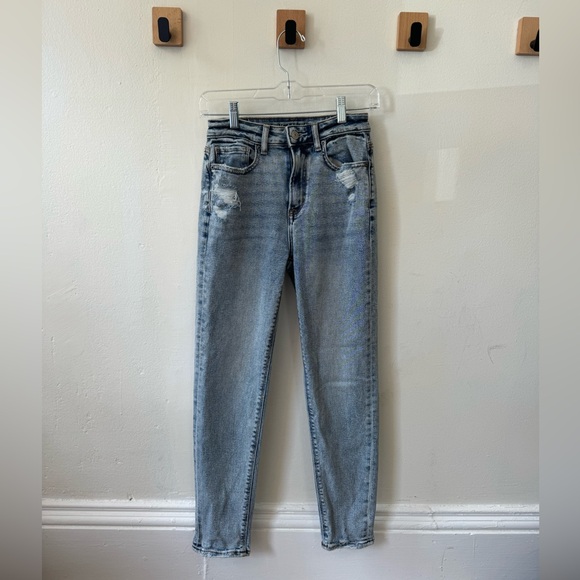 American Eagle Mom Jeans Light Wash Size 23 24 Straight leg - Picture 1 of 3